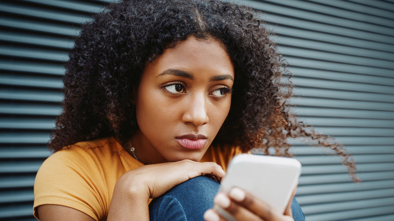 Femme bouleversée utilisant le téléphone