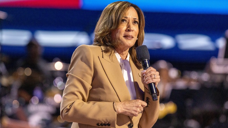 Kamala Harris en costume marron