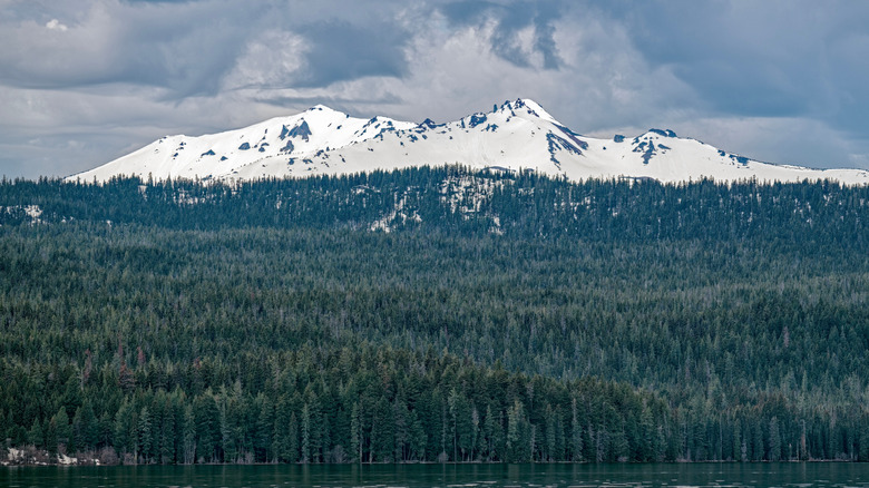 Diamond Peak de l'Oregon vu du lac Crescent