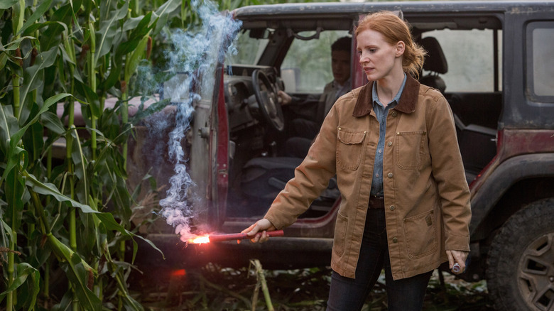 Jessica Chastain dans le rôle de Murph tenant une fusée éclairante dans Interstellar