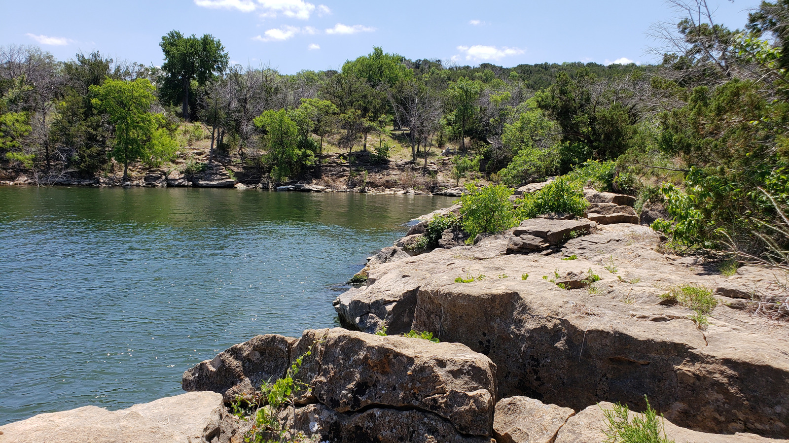 Nagez dans certaines des eaux les plus bleues du sud-ouest dans ce magnifique lac du Texas à l'intérieur d'un canyon