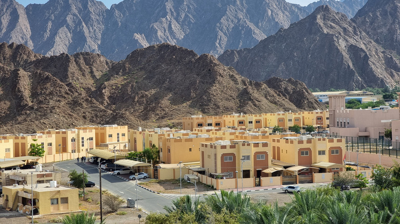 Immeubles résidentiels au pied des montagnes de Hatta