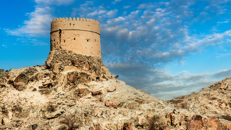 Un château historique dans le désert autour de Hatta