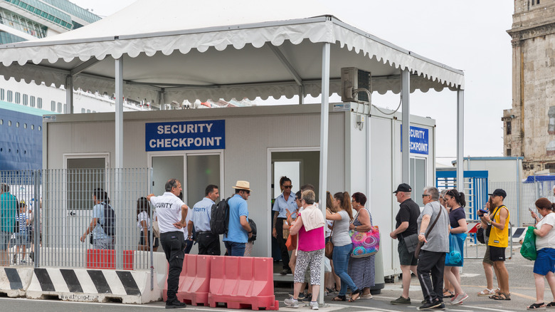 Point de contrôle de sécurité au port