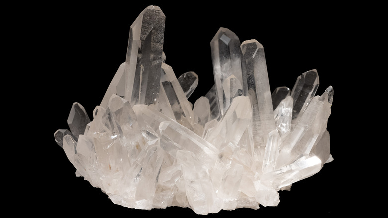 Amas de cristaux de quartz sur fond noir