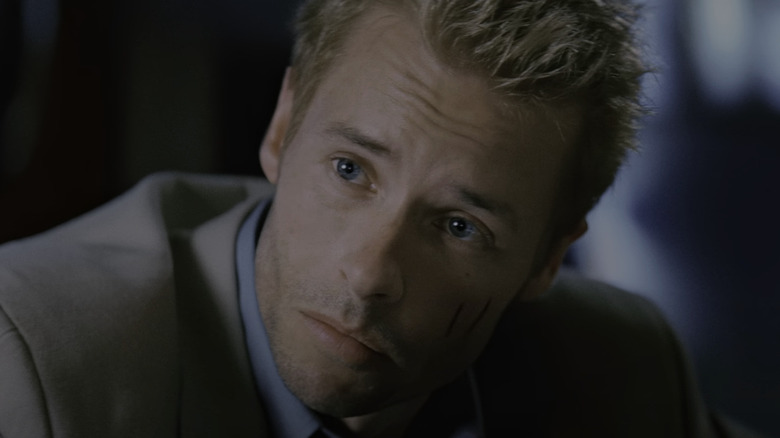 Leonard Shelby de Guy Pearce regarde hors caméra dans Memento