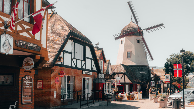 bâtiments et moulin à vent