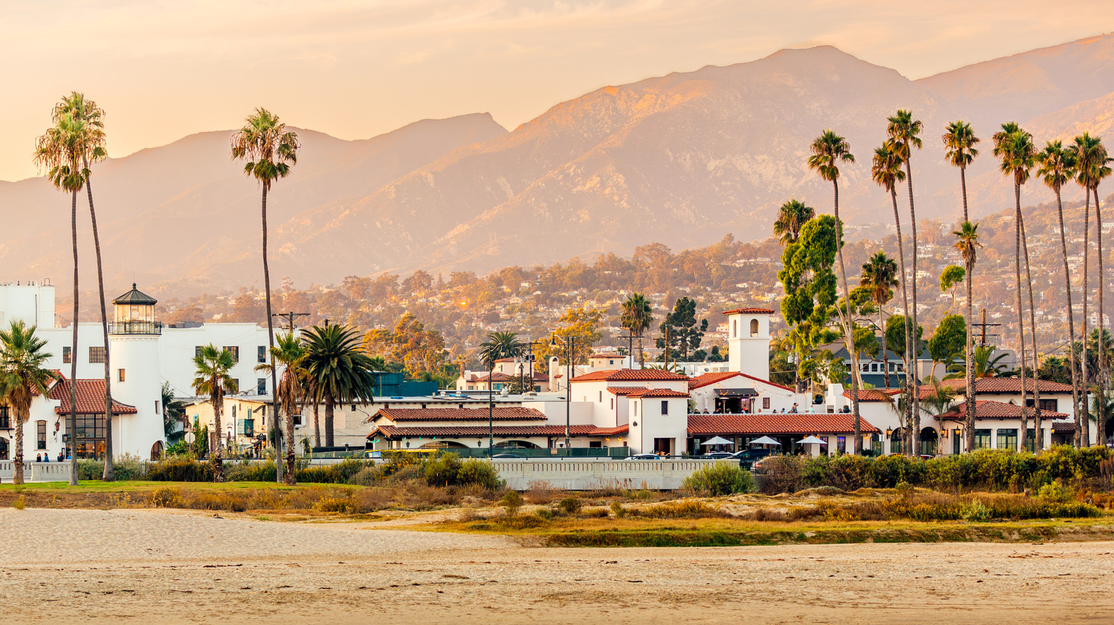 Arrêtez-vous dans certaines des plus belles villes de Californie lors d'un road trip panoramique vers un parc national emblématique