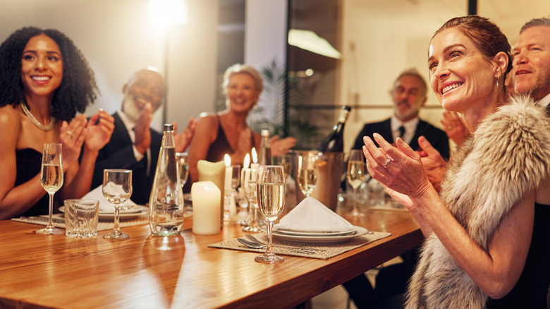 Dégustation et dîner en groupe lors d'un dîner formel