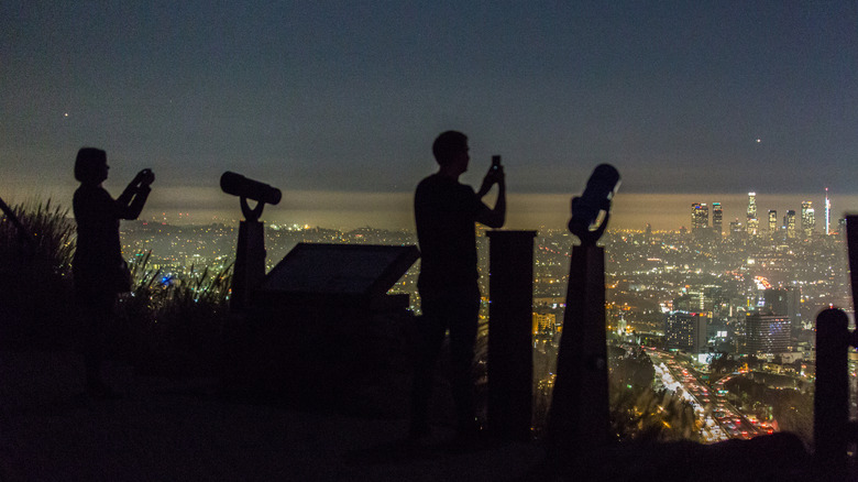 les gens prennent des photos de Los Angeles la nuit