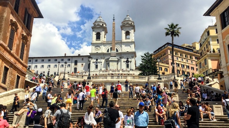 Beaucoup de monde sur la place d'Espagne à Rome.