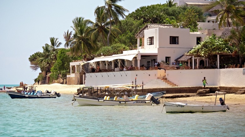 Vue du rivage de la ville de Shela