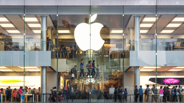 Apple Store rempli de clients