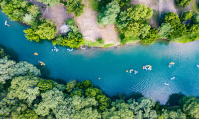 Niché sur la rivière Guadalupe au Texas, se trouve un complexe de camping-car avec accès direct aux tubes, à la pêche et à la natation.