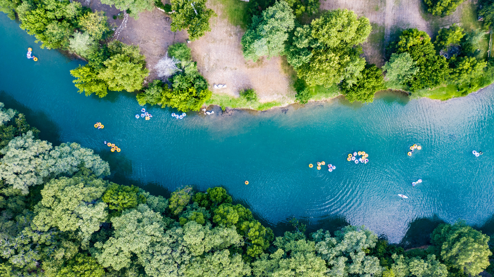 Niché sur la rivière Guadalupe au Texas, se trouve un complexe de camping-car avec accès direct aux tubes, à la pêche et à la natation.