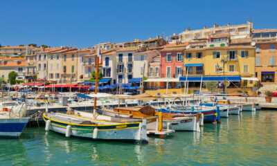 Un village balnéaire en France entouré de maisons colorées est appelé la « Petite Côte d'Azur »