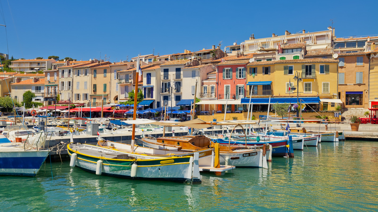 Un village balnéaire en France entouré de maisons colorées est appelé la « Petite Côte d'Azur »