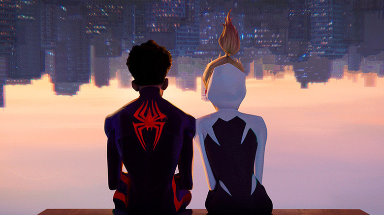 Miles et Gwen regardent le coucher de soleil ensemble alors qu'ils sont assis la tête en bas dans Spider-Man : Across the Spider-Verse