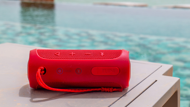 Enceinte Bluetooth près de la piscine