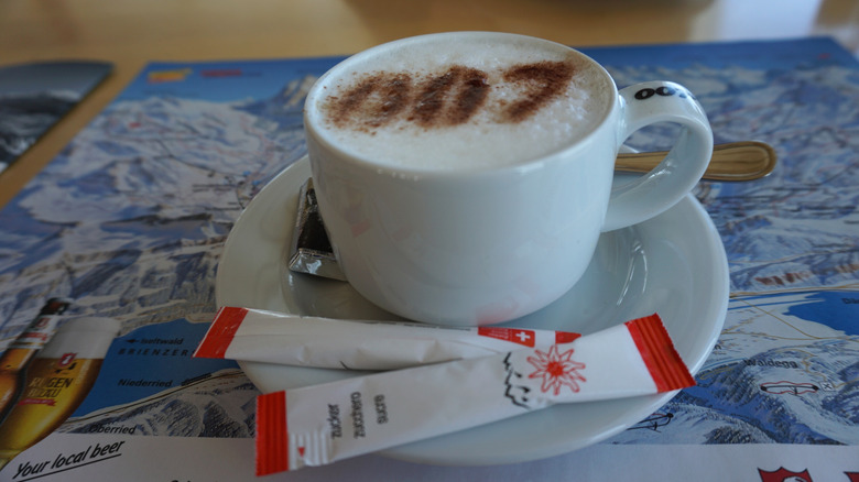 Un cappuccino se pare du logo 007 en cannelle