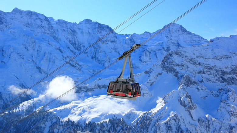 Un téléphérique emmène les gens dans les Alpes suisses