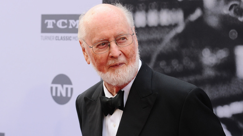 John Williams en costume noir