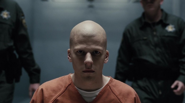 Jesse Eisenberg dans le rôle de Lex Luthor en prison avec le crâne rasé dans Batman v Superman : Dawn of Justice