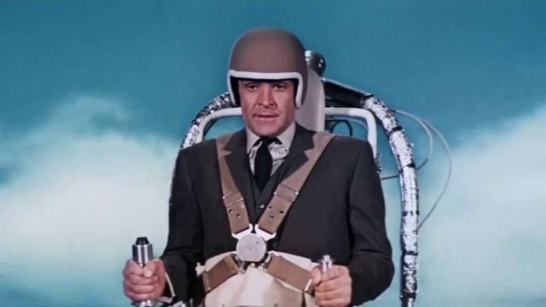 Sean Connery prend son envol avec un jet pack dans le rôle de James Bond dans Thunderball