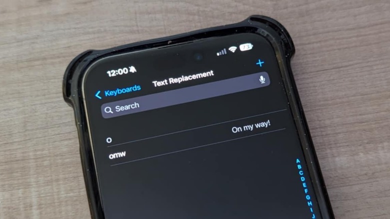 La fonctionnalité de remplacement de texte de l'iPhone a omw par défaut