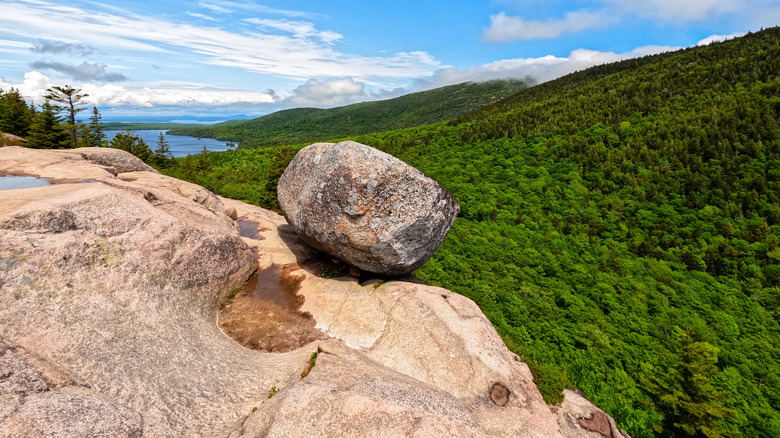 Équilibrer Bubble Rock dans le parc national Acadia, Maine