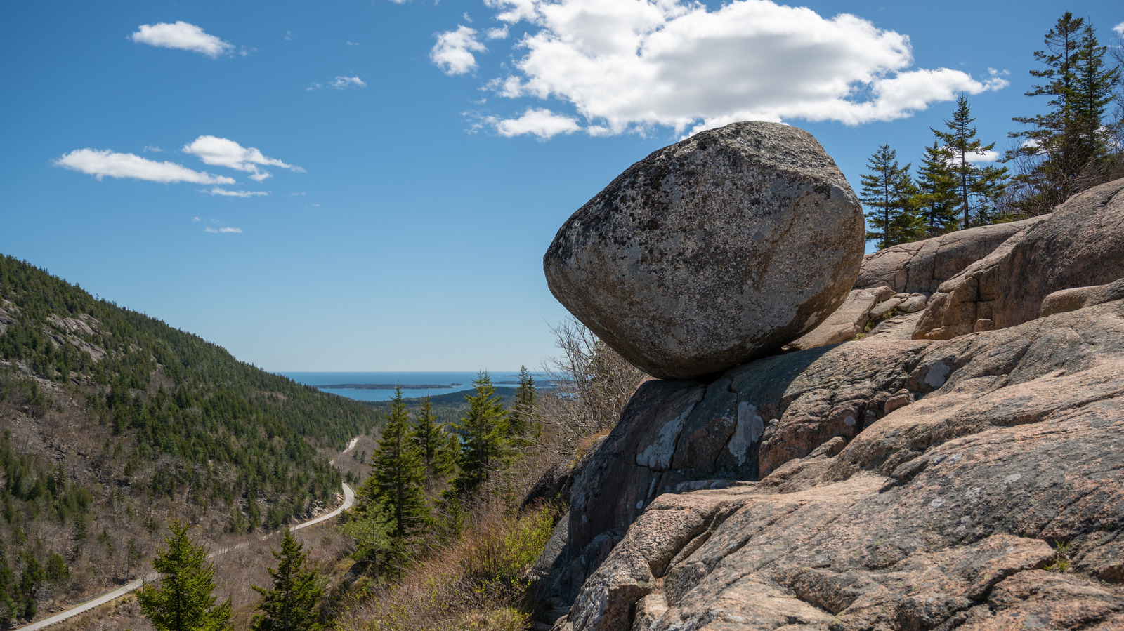 Le monument emblématique du parc national Acadia situé de manière précaire au sommet d’une falaise escaladable