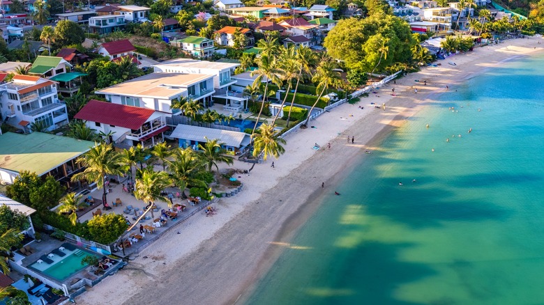 restaurants de plage de sable blanc tropical