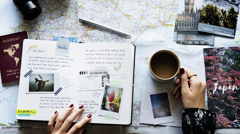 Une femme regardant son carnet de voyage