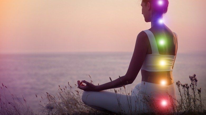 humain méditant près de la plage, alignement des chakras