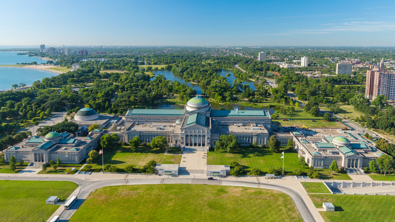 Vue aérienne de face du musée Griffin des sciences et de l'industrie avec le parc Jackson (Andrew) et la ville en arrière-plan