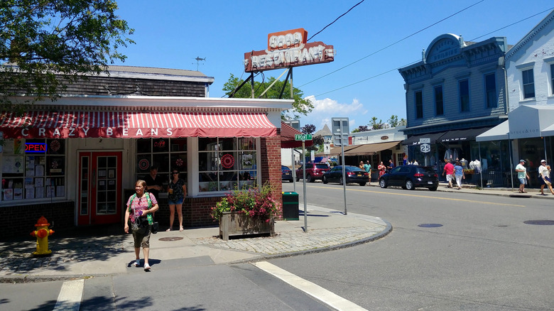 Touristes marchant le long de la rue à Greenport