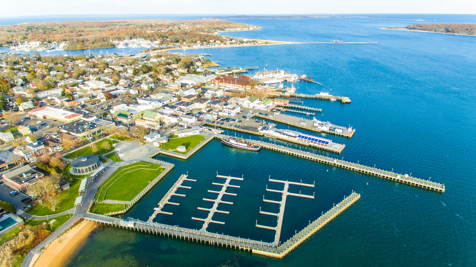 Un charmant village balnéaire de New York offrant de magnifiques vignobles et une vue sur le front de mer