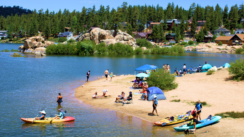 les gens se détendent sur la plage du lac
