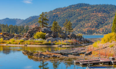 Campez dans les montagnes de Californie, juste au bord d'un lac, dans ce paradis pittoresque pour les amoureux du plein air