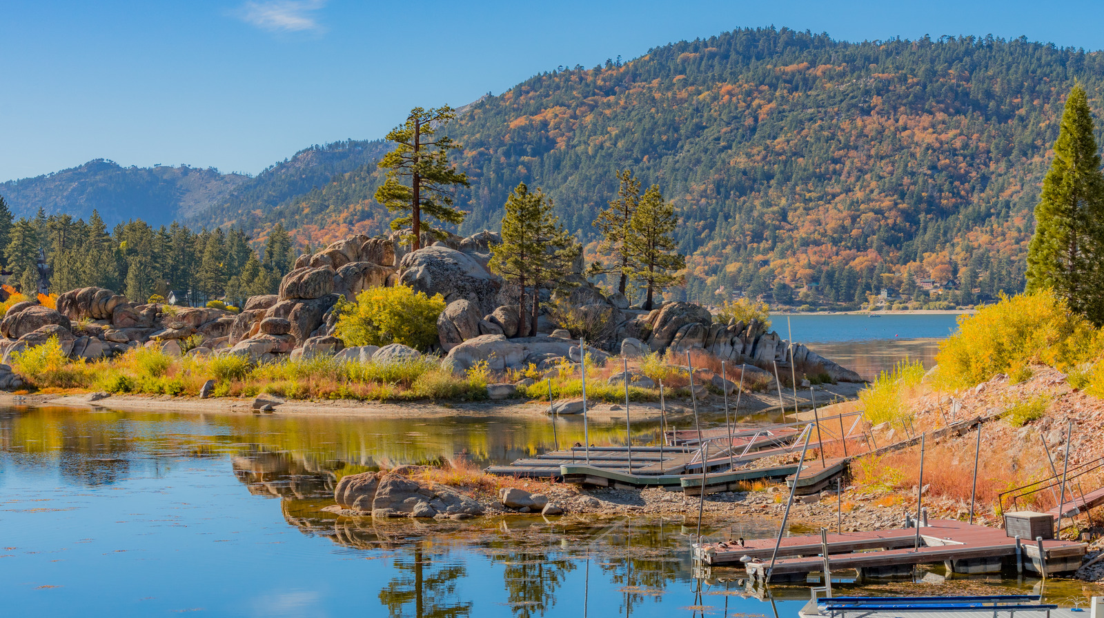 Campez dans les montagnes de Californie, juste au bord d'un lac, dans ce paradis pittoresque pour les amoureux du plein air