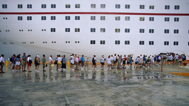 Les passagers montent à bord d'un bateau de croisière