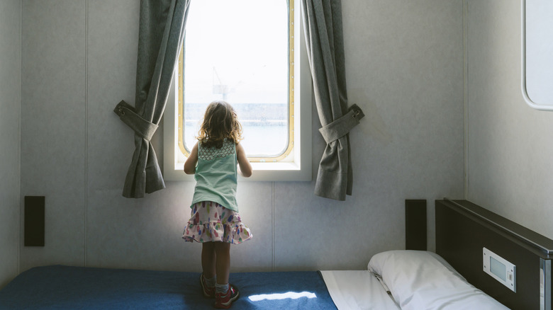 Cabine de bateau de croisière de jeune fille