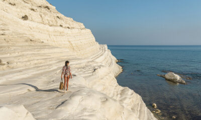 La plage la plus surréaliste de Sicile présente une falaise blanche géante formée en escaliers naturels