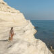 La plage la plus surréaliste de Sicile présente une falaise blanche géante formée en escaliers naturels