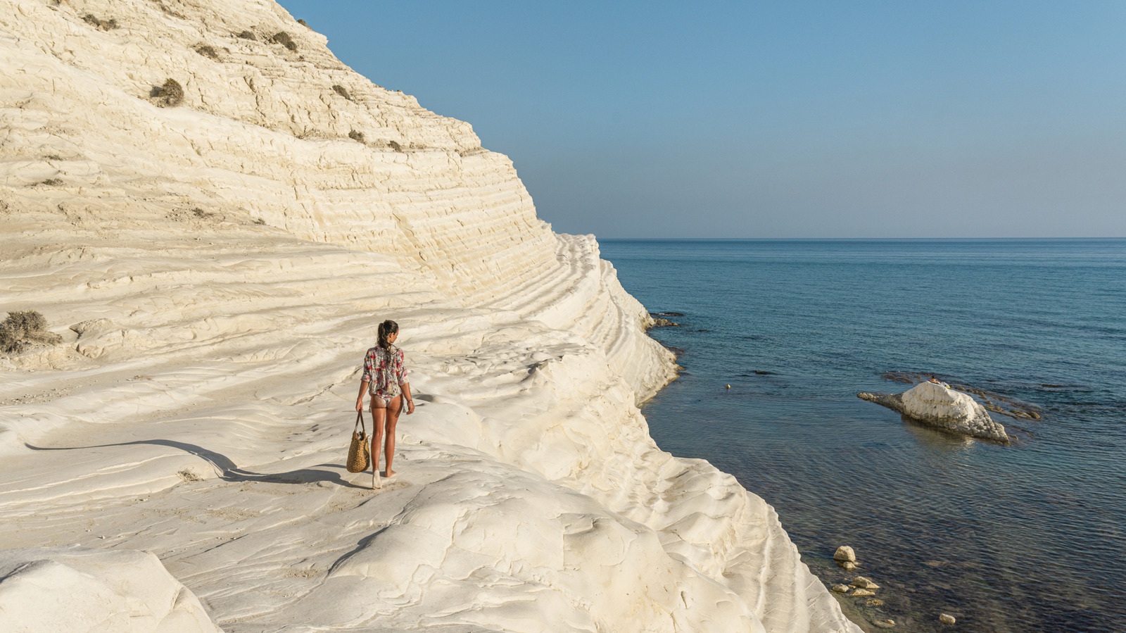 La plage la plus surréaliste de Sicile présente une falaise blanche géante formée en escaliers naturels