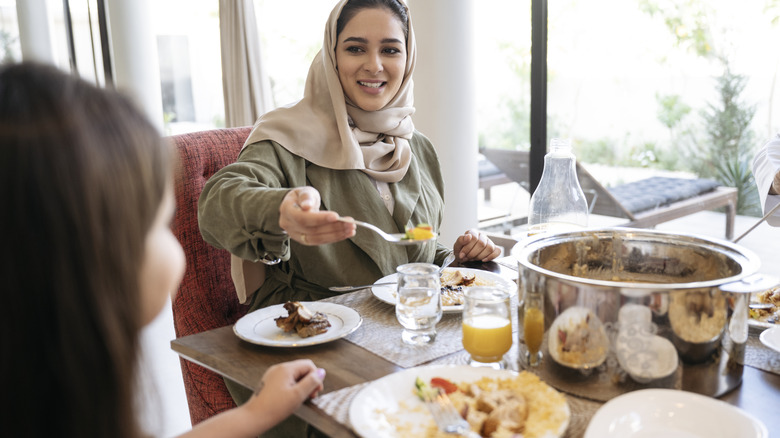 Deux personnes partageant un repas ensemble