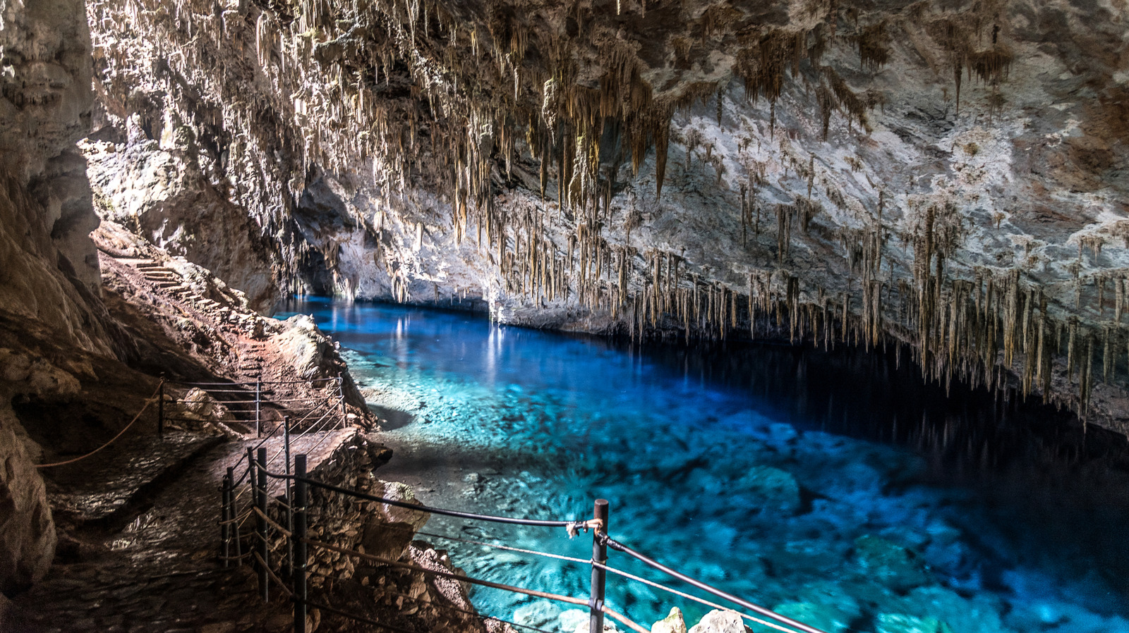 Le lac souterrain avec certaines des eaux bleues les plus fascinantes de toute l'Amérique du Sud