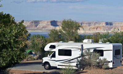 Des vues spectaculaires sur le lac, des randonnées et des activités nautiques vous attendent dans ce parc de camping-car isolé en Arizona