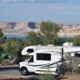 Des vues spectaculaires sur le lac, des randonnées et des activités nautiques vous attendent dans ce parc de camping-car isolé en Arizona