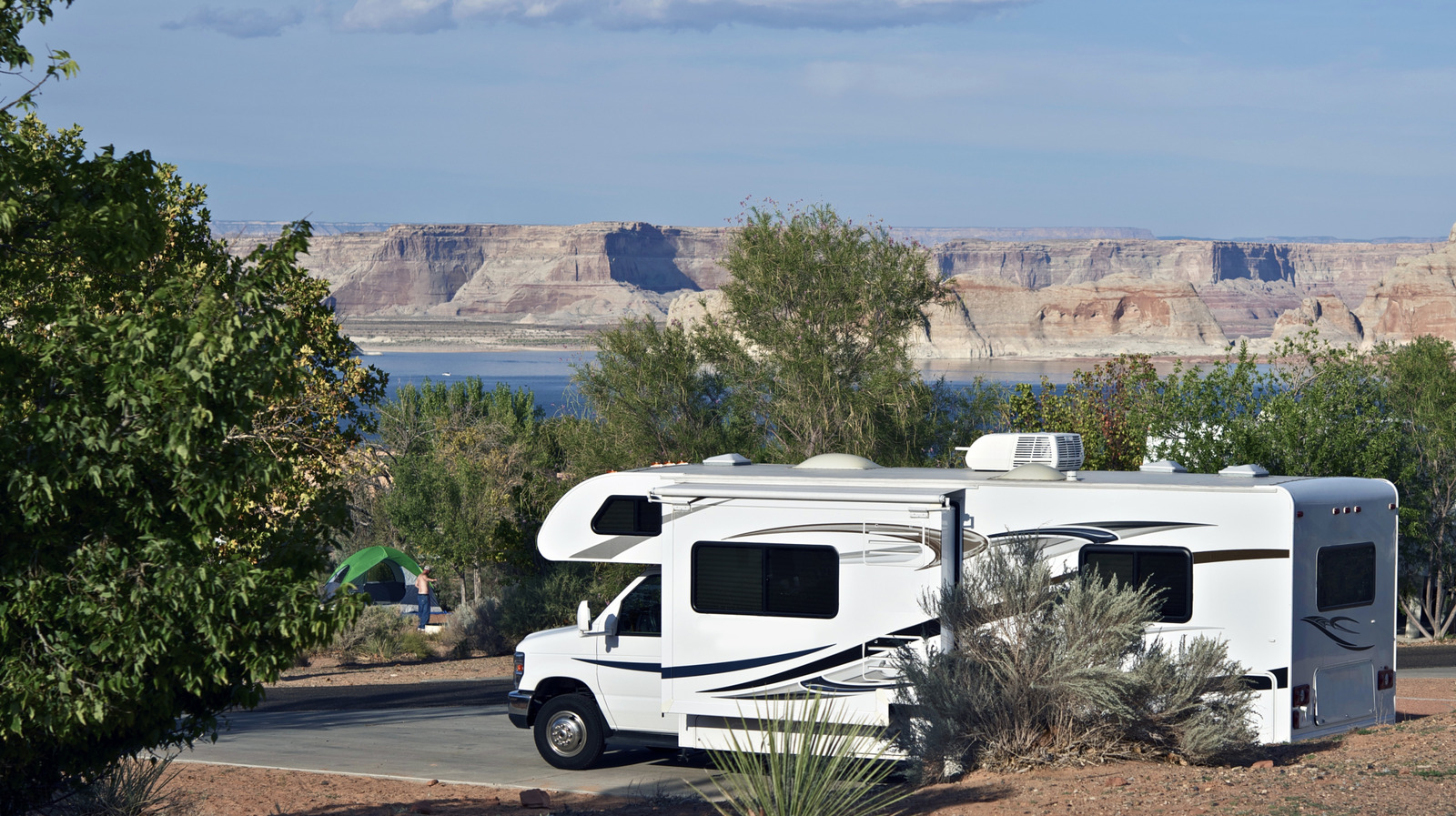 Des vues spectaculaires sur le lac, des randonnées et des activités nautiques vous attendent dans ce parc de camping-car isolé en Arizona